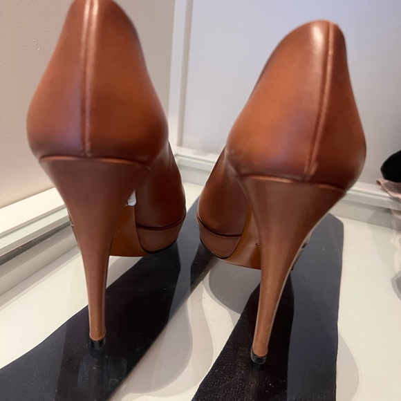 AUTHENTIC GUCCI PUMPS only worn once on carpet. Size 35 (5) - Picture 2 of 4